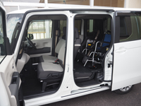 助手席とスライドドアを全開にし、車いすを乗せた車内の様子