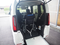 バックドアを開け、スロープを展開して車いすを乗車させた状態